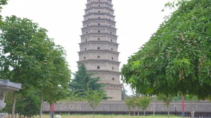 中国著名的古代佛教法门寺，位于扶风县法门镇。