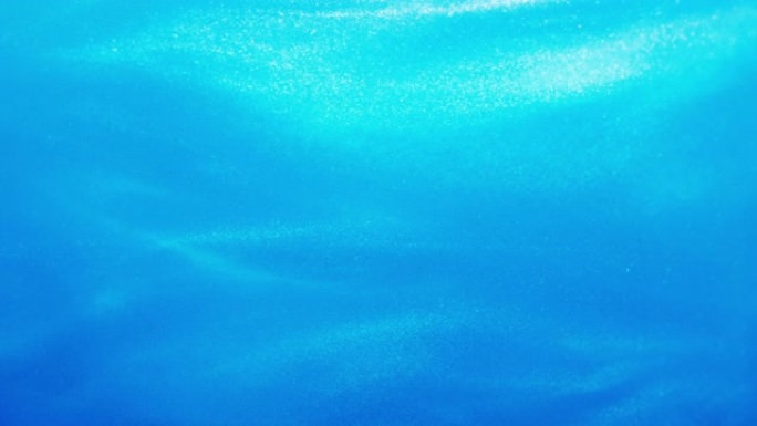 浅蓝色闪烁的液体漩涡