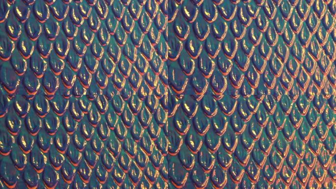 多彩的异国蛇皮纹理。全息鳞状蛇皮纹理，珠光彩虹色背景