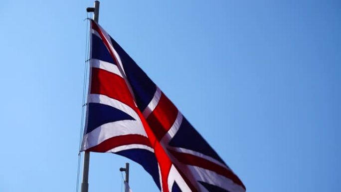 英国国旗在蓝天下。