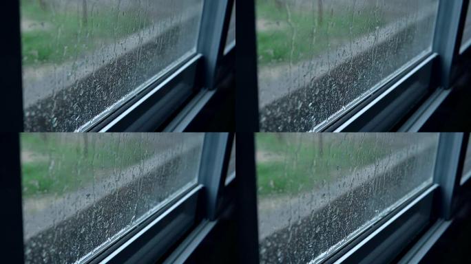 在下雨天，雨停在房子的窗户上。