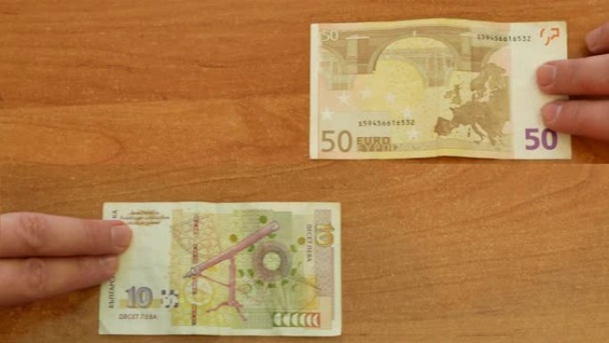两只手移动保加利亚的钱和欧元