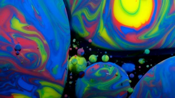 彩色气泡油美丽的油漆宇宙颜色移动五彩。丙烯酸涂料。神奇的催眠表面。色彩艳丽的变态彩色气泡在油漆油表面