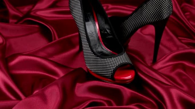 一双红色布上的黑色女鞋。滑块镜头。