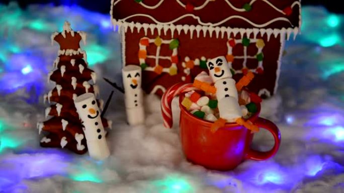 手工制作的可食用姜饼屋，mag棉花糖雪人，新年树，雪装饰，花环雪和背景照明