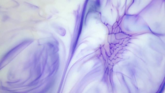 水中墨水。紫色墨水在水中反应产生抽象背景。