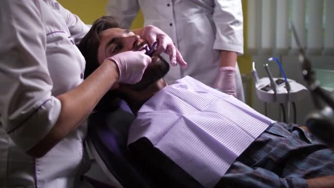 牙医在诊所制作病人的牙齿
