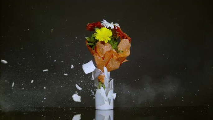 花朵爆炸的花瓶，超慢动作