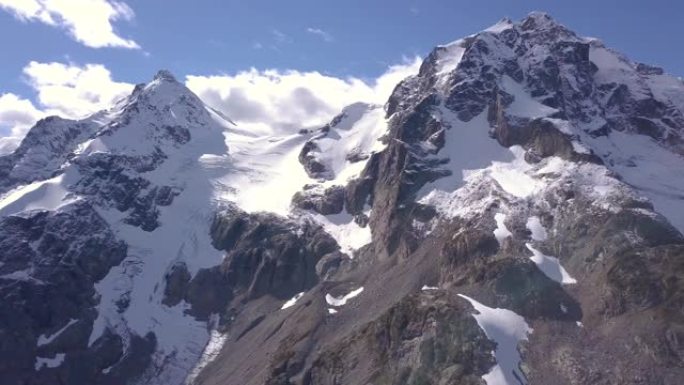 拥有雪峰的美丽山脉的空中