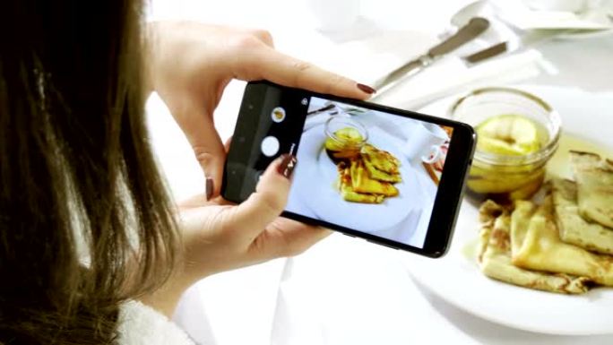 苹果果酱煎饼。用智能手机为早餐拍照。4K