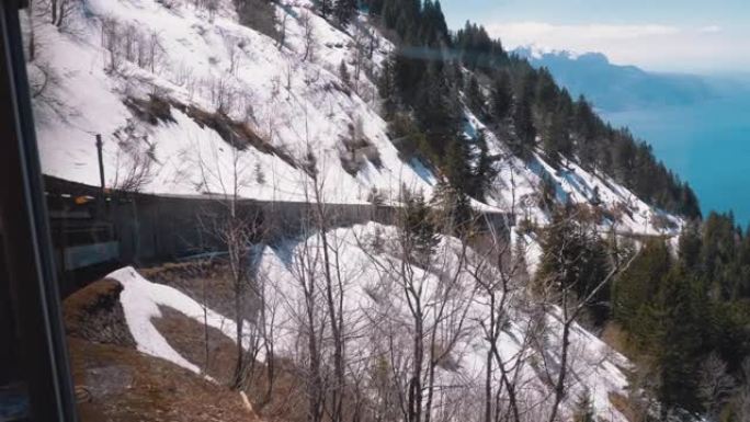 雪山中的齿轮火车。火车在陡峭的山区上坡行驶。瑞士，阿尔卑斯山