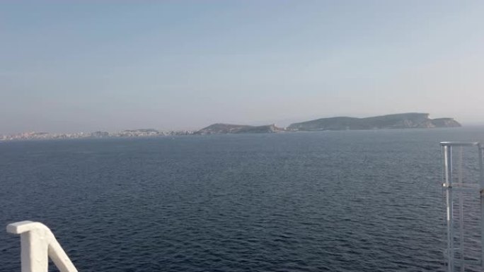 撒丁岛海岸线剖面及其悬崖和卡利亚里城市天际线