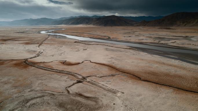 西藏旅游风光219国道盐碱地蜿蜒河道