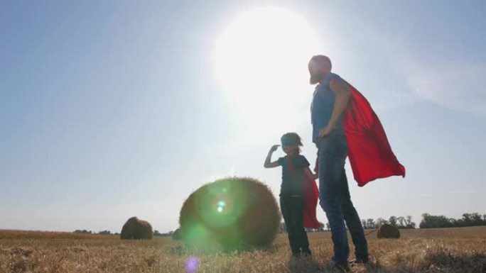 父亲和儿子在日落时穿着超级英雄服装