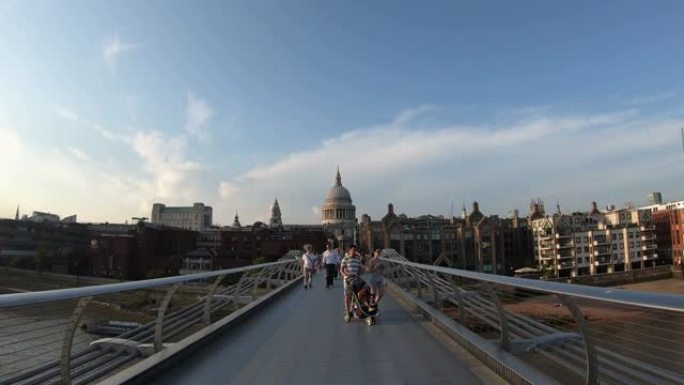 穿越英国伦敦千禧桥的时光倒流