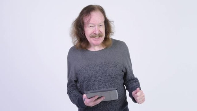 使用数字平板电脑的长发和胡须的高级男子
