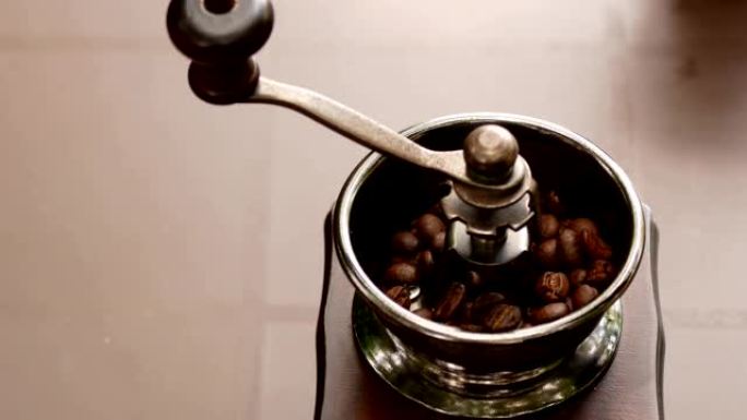 用咖啡研磨机裂解烘焙咖啡豆