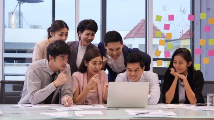 一群商界人士为营销计划集思广益。人们在会议室一起工作。商业概念。