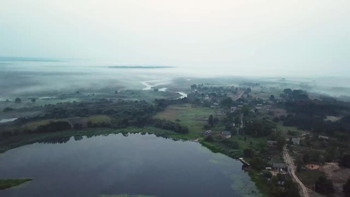 湖泊上薄雾的鸟瞰图