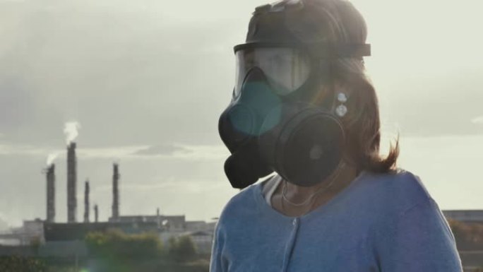 女性戴着防毒面具在工厂附近的现场污染