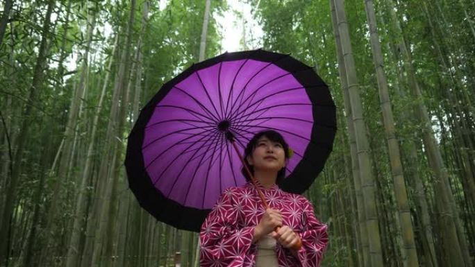 年轻女子在京都的竹林中漫步