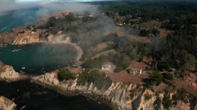 对北加州海岸线和悬崖边房屋的空中无人机拍摄