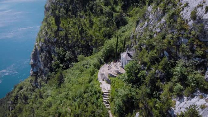 鸟瞰图。美丽的落基山脉。一座小教堂就位于悬崖上。圣巴巴拉，离里瓦德尔加尔达不远的一座教堂