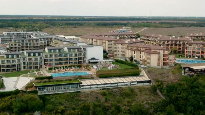 保加利亚托波拉黑海海岸线附近带游泳池的大酒店综合体的鸟瞰图