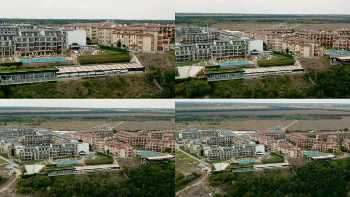 保加利亚托波拉黑海海岸线附近带游泳池的大酒店综合体的鸟瞰图