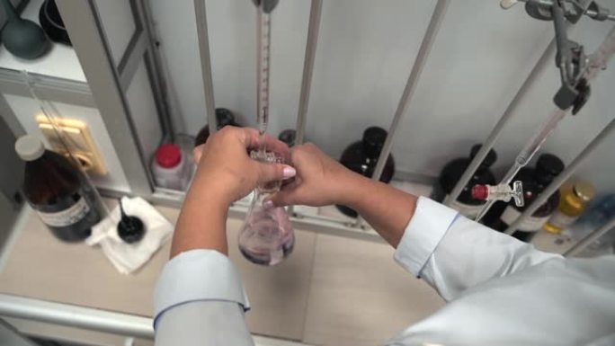 实验室烧杯在试验中，化学反应。实验室工作人员检查纯净水中是否有杂质，请关闭