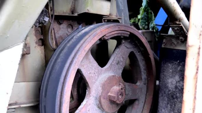 废弃的大型推土机的轮胎轮辋