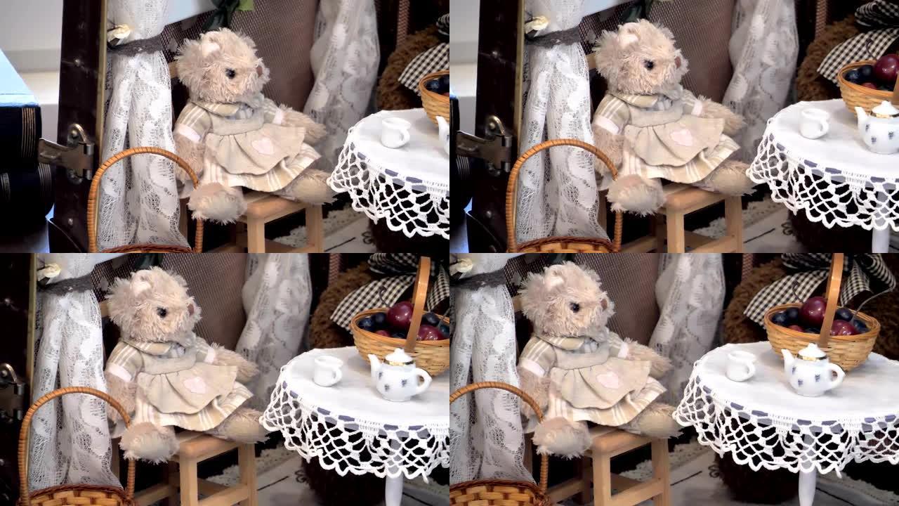 坐在椅子上的小泰迪熊