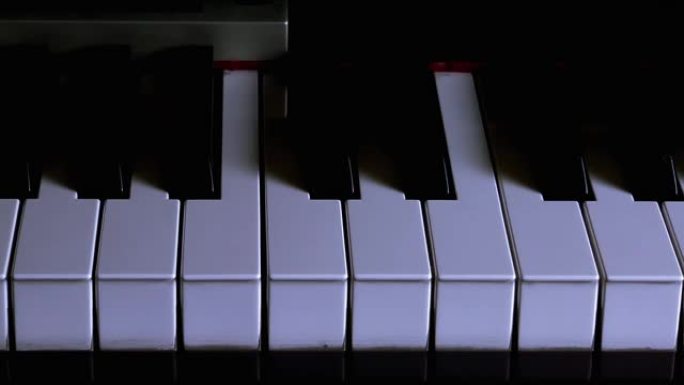 钢琴上的影子运动