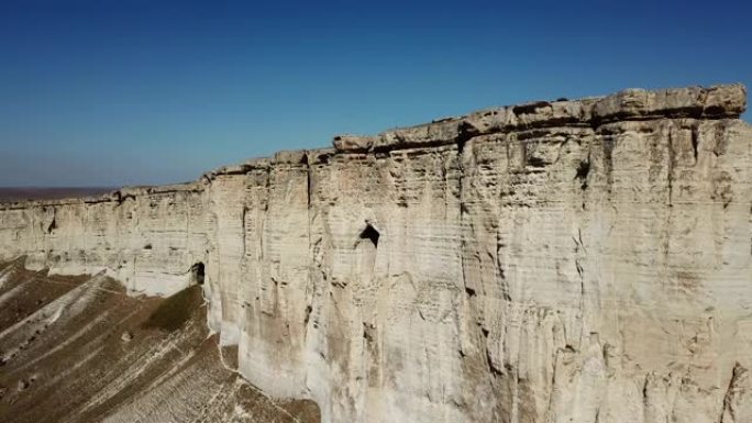 白石是俄罗斯克里米亚的悬崖。鸟瞰图。