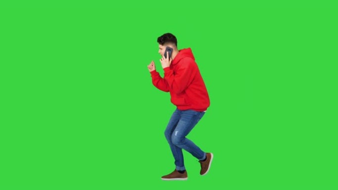 休闲嘻哈男人在电话上走路和聊天，在绿色屏幕上跳舞，色键