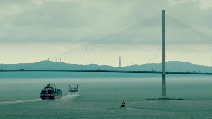 韩国仁川的集装箱货运船在仁川桥下通过