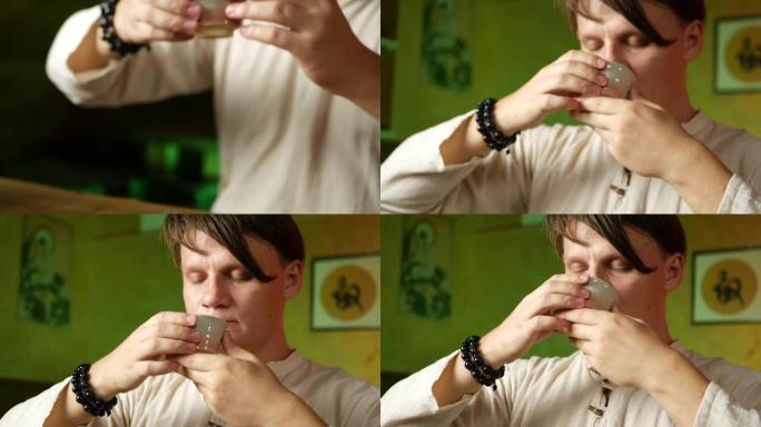 一个人根据中国传统习俗酿造普洱茶