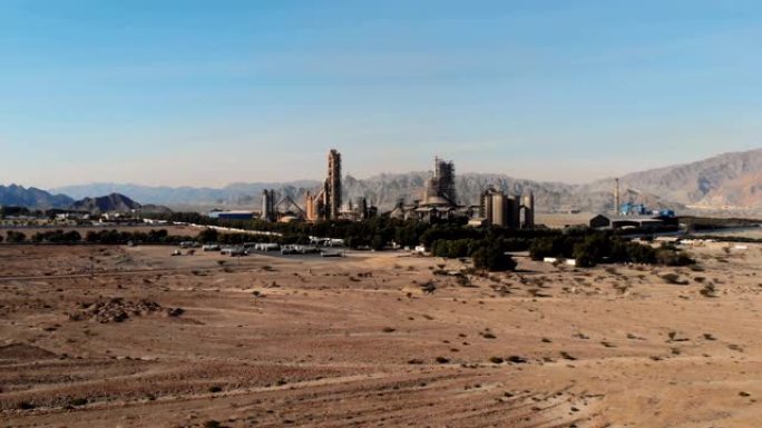 航空。阿联酋工业制造厂的俯视图。沙漠中巨大的水泥厂。