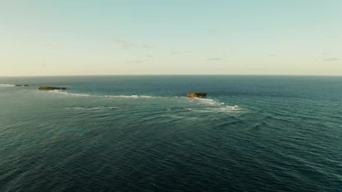 海浪和岩石岛屿的海洋。菲律宾Siargao