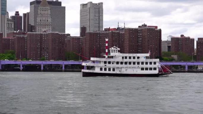 历史悠久的蒸汽船在纽约河上经过。