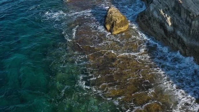 地中海岛屿石质海岸的海洞
