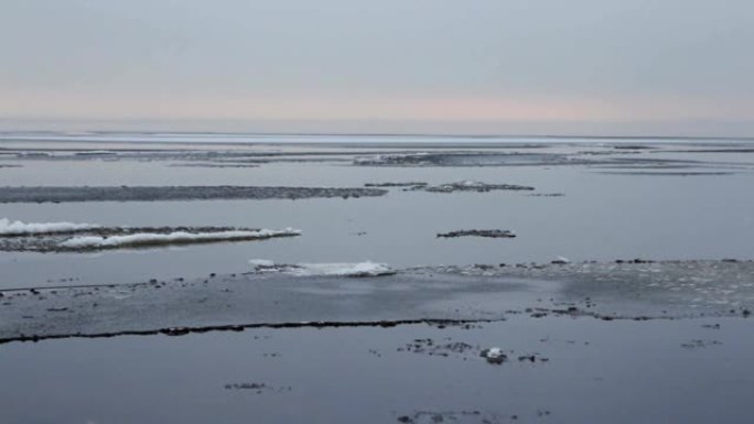 湖冻被薄冰覆盖