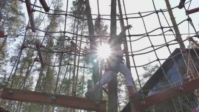 冒险公园训练攀岩的活跃儿童。积极的生活方式极端爱好