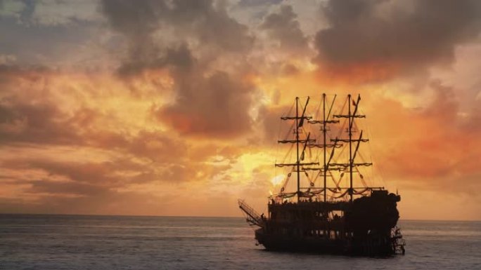 海上航行的老海盗船日落