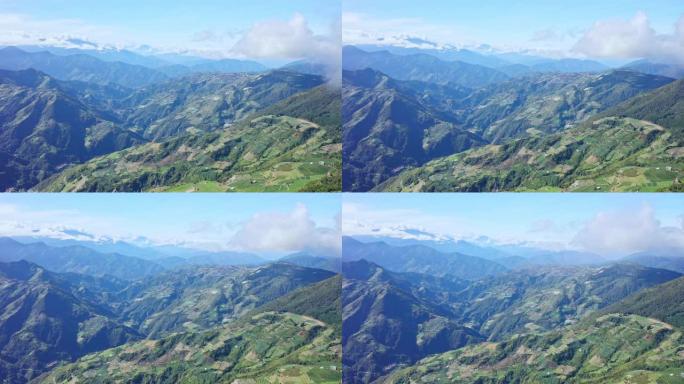 无人机飞向美丽的合欢山，合欢山位于台湾中部山脉，有流动的云海和蓝天，鸟瞰。