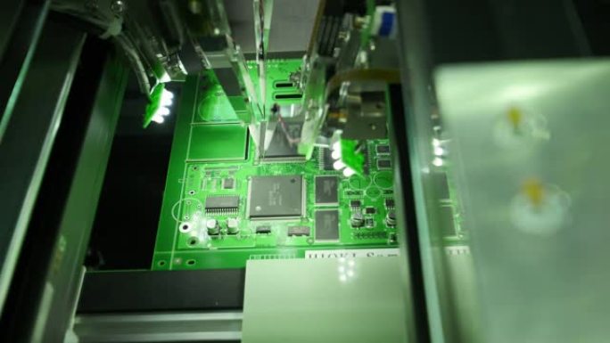 电子线路板的生产。计算机技术的最新创新生产。生产线上的机器在微电路上安装微芯片。