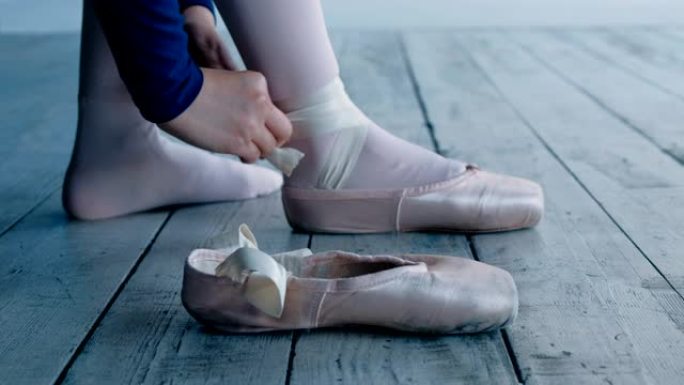 专业芭蕾舞女手系白色足尖鞋带