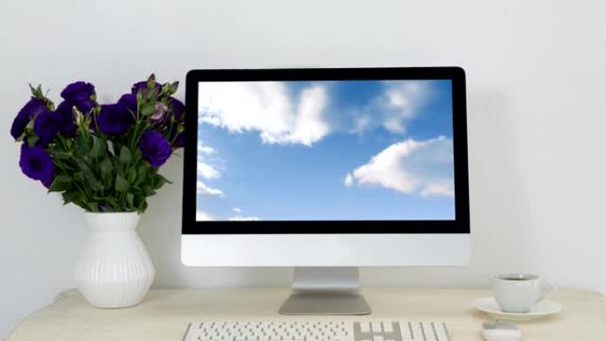 电脑显示器上的蓝天与云彩