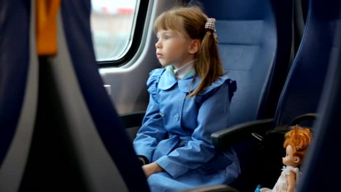 火车上的小女孩
