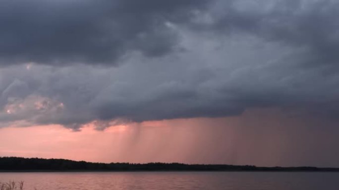 傍晚有闪电的遥远雷雨